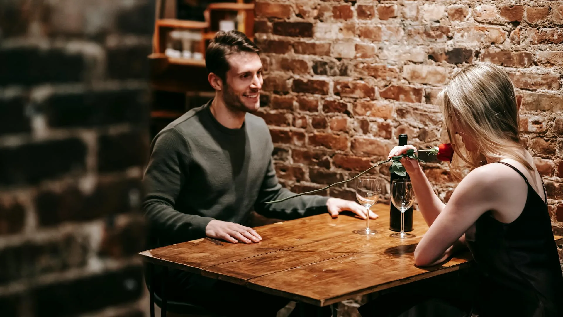 Speed dating event in New York City — singles meeting at tables